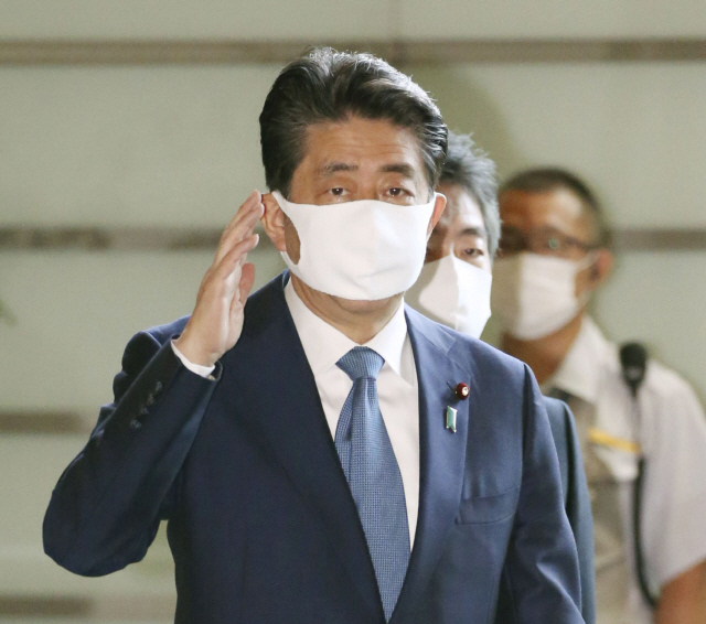아베 신조(安倍晋三) 일본 총리가 28일 오전 마스크를 착용하고 일본 총리관저에 들어가고 있다. /도쿄=연합뉴스