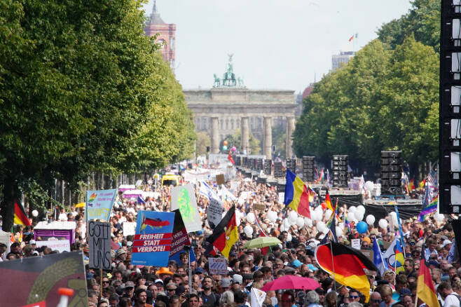 코로나19 확산을 막기 위한 독일 정부의 방역 방침을 반대하는 3만8000명 규모의 시위대가 지난 29일(현지시간) 베를린 브란덴부르크 문 앞 광장에 운집해 있다.  베를린 | EPA연합뉴스