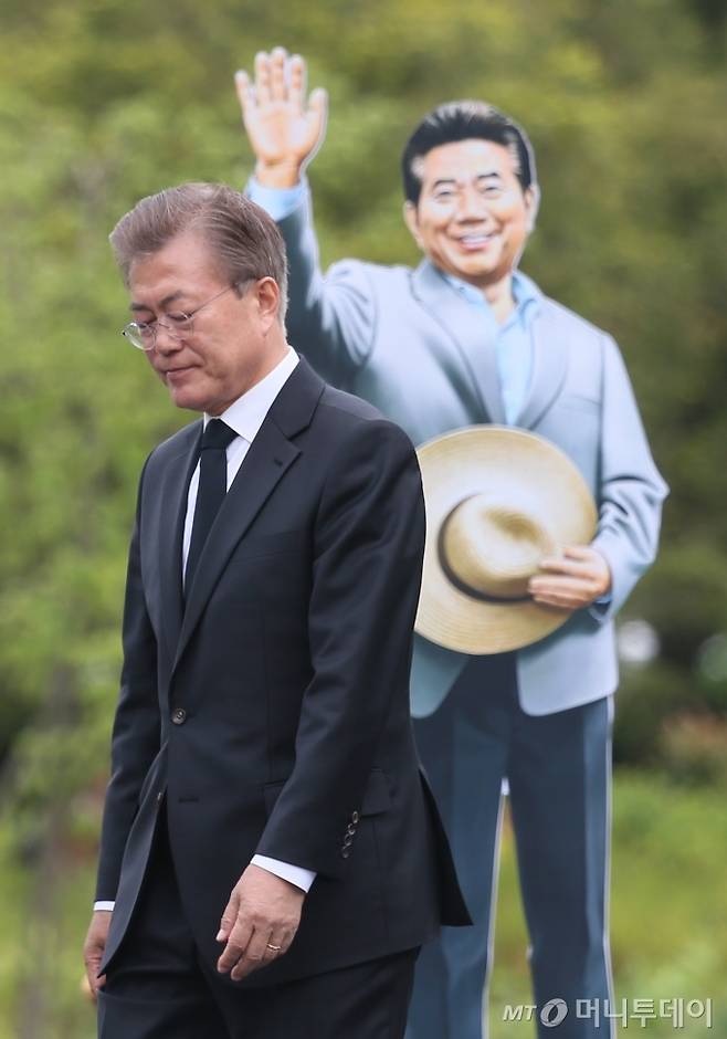 문재인 대통령이 23일 김해 진영읍 봉하마을에서 열린 고(故) 노무현 전 대통령 8주기 추도식에서 인사말을 마치고 단상을 내려오고 있다. 2017.5.23/사진제공=뉴스1