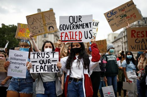 16일(현지시각) 영국 런던에서 고교생들이 예상보다 낮게 나온 A레벨(영국 수능) 점수에 반발해 시위를 하고 있다./사진=로이터