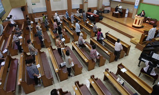지난 30일 오전 부산의 한 교회가 부산시의 집합금지명령에도 불구하고 대면 예배를 강행하고 있다. 뉴스1