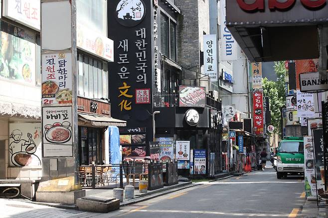 지난 25일 점심시간을 맞은 서울 종로구 젊음의 거리 식당가가 한산한 모습이다. 연합뉴스 제공