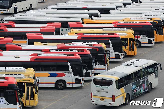 서울시가 '단기 전세버스'를 대상으로 전자 출입자 명부를 도입해 탑승객 명부를 의무 작성하기로 했다. /뉴스1 © News1 구윤성 기자