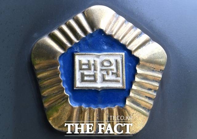 마약 밀반입 혐의로 항소심에서조 징역형의 집행유예형을 선고 받은 홍정욱 전 한나라당 의원의 딸 홍모 씨가 대법에 상고장을 제출하지 않은 것으로 31일 확인됐다. 사진은 서울중앙지방법원·서울고등법원. /이새롬 기자