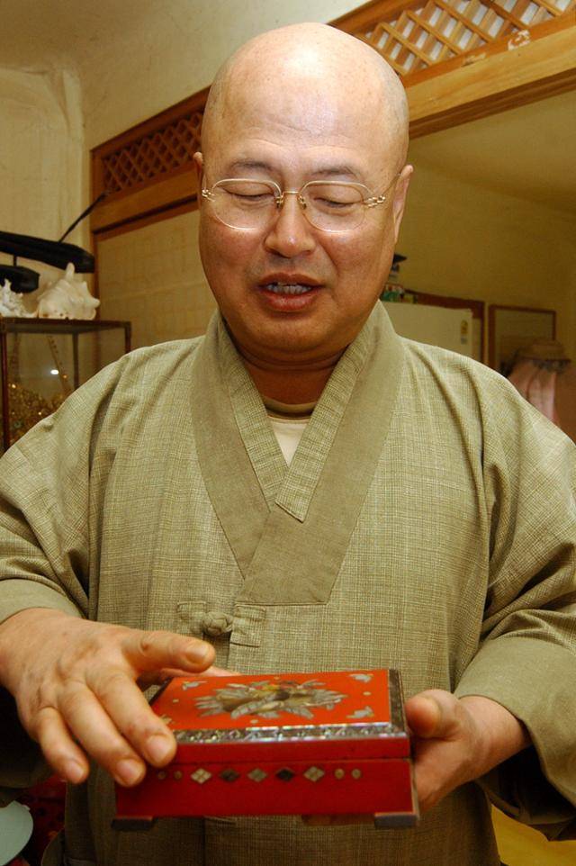 아버지 박헌영의 유품을 꺼내 보이고 있는 원경스님. 한국일보 자료사진