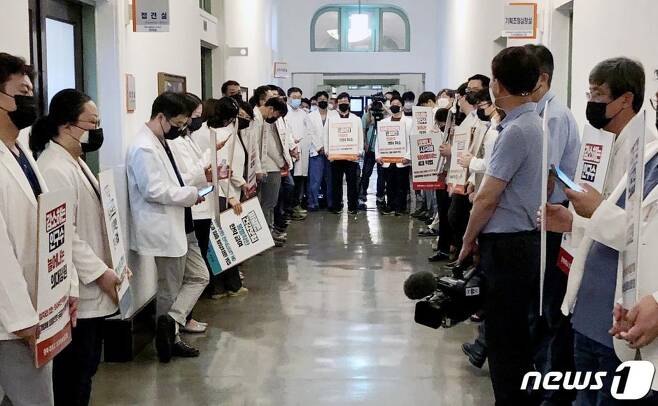 정부가 전공의 파업에 대해 강경 대응 방침을 밝힌 가운데 31일 오전 경북대병원 의과대학 교수들이 경북대병원 본관에서 전공의 근무 실태 파악에 반발하는 침묵·피켓시위를 하고 있다./사진=뉴스1