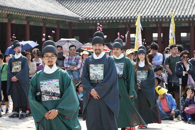 한국여행와서 전통문화 체험을 하는 외국인 여행자들 (코로나사태 이전 촬영분)