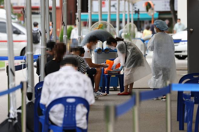 지난달 31일 서울 영등포구 영등포구보건소에 마련된 선별진료소를 찾은 시민들이 검사를 기다리고 있다. [연합]