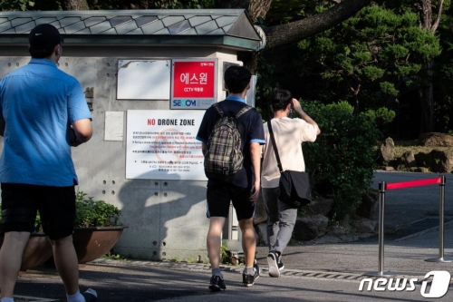 수도권 지역 전면 원격수업이 시행된 지난달 26일 서울시내 한 고등학교에서 고3 학생들이 등교하고 있다. /사진=뉴스1