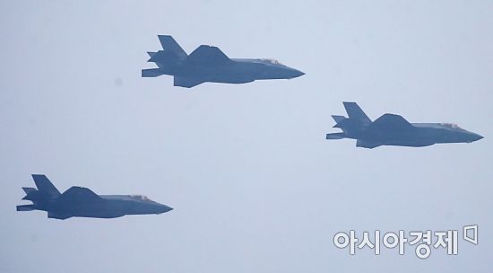 1일 국군의 날을 맞아 대구 공군기지(제11전투비행단)에서 열린 '제71주년 국군의 날 행사'에서 F-35A 스텔스기가 편대비행을 하고 있다./대구=사진공동취재단