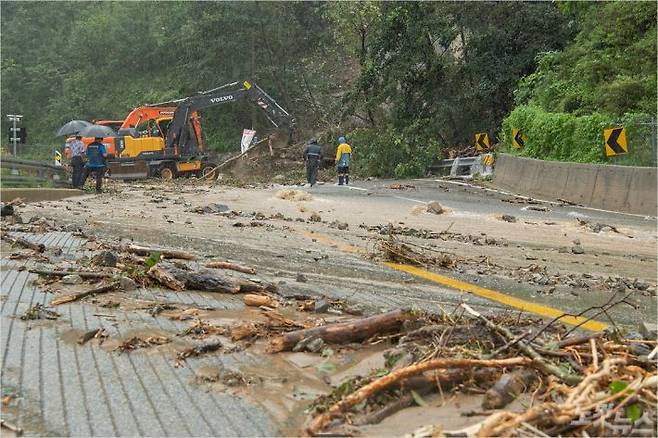 3일 오전 7시 40분쯤 태풍 마이삭에 의한 폭우가 쏟아지면서 산사태가 발생해 고성 진부령 46번 국도가 한때 통제됐다. (사진=고성군청 제공)