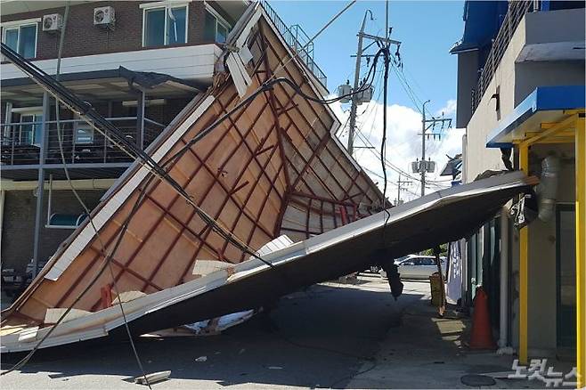 3일 태풍 마이삭으로 고성군 오호리의 한 민박집 지붕이 떨어졌다. (사진=고성군청 제공)