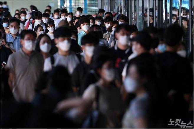 서울 전역에 실내외 마스크 착용 의무화가 시행된 지난 8월 24일 오전 서울 구로구 지하철 1.2호선 신도림역에서 마스크를 쓴 시민들이 발걸음을 옮기고 있다. 박종민기자