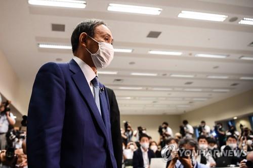 (도쿄 AFP=연합뉴스) 스가 요시히데 일본 관방장관이 2일 오후 일본 도쿄도에서 기자회견에 참석하고 있다.