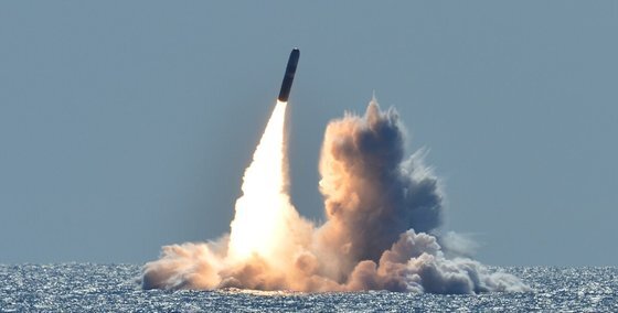 2018년 5월 미 해군의 오하이오급 핵추진 전략잠수함인 네브라스카함(SSBN 739)이 미 캘리포니아주 앞바다에서 트라이던트 Ⅱ 잠수함발사미사일(SLBM)을 쏘고 있다. 이 미사일은 훈련용으로 핵탄두를 실지는 않았다. [미 해군]