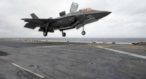 미 해병대 F-35B 스텔스 수직이착륙전투기가 미 해군 강습상륙함에 착함하고 있다. 미 해병대 제공