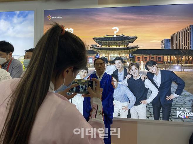 7일 국제서비스무역교역회에 마련된 한국관에서 중국 관람객들이 한복을 입고 기념사진을 찍고 있다. 사진=신정은 특파원