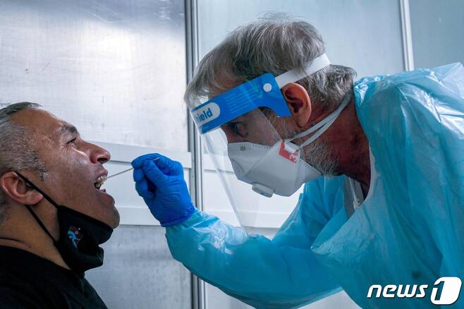 독일 의료진이 코로나19 검사를 하고 있다. © AFP=뉴스1