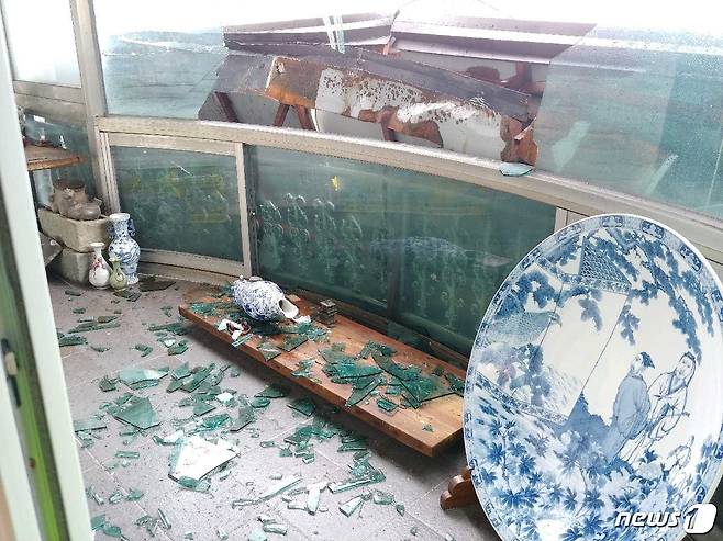 철골 구조물로 파손된 빌라 내부.(부산경찰청 제공)© 뉴스1