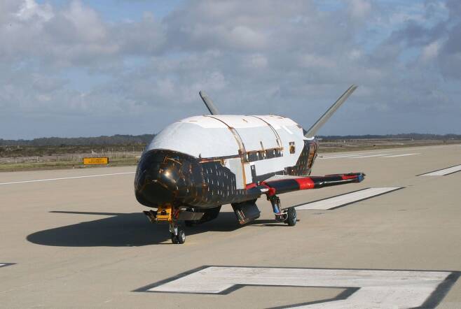 2010년 첫 비행에 성공한 미 공군의 우주 왕복선 X-37B.