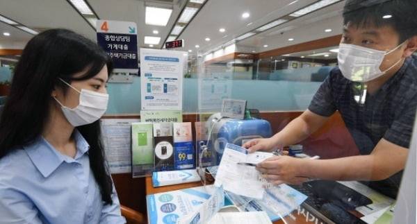 ‘마이너스통장’으로 불리는 은행권 한도대출 신규 개설 건수가 올 들어 8월까지 지난해 같은 기간에 비해 20%가량 늘어난 42만여 건을 기록했다. 한 금융소비자가 은행 창구에서 대출 상담을 받고 있다. 신경훈 기자 khshin@hankyung.com
