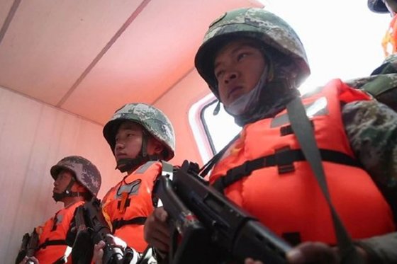 중국은 최근 인도와 국경 분쟁을 벌이고 있는 라자크 지역의 판공 호수에 병력을 계속 강화하고 있다. [중국 웨이보 캡처]