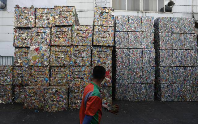 언택트 소비가 늘면서 일회용품 사용량이 급증하고 있는 가운데, 지난 8일 서울 송파구 송파자원순환공원에서 직원들이 재활용품 분류 작업을 하고 있다. 뉴스1