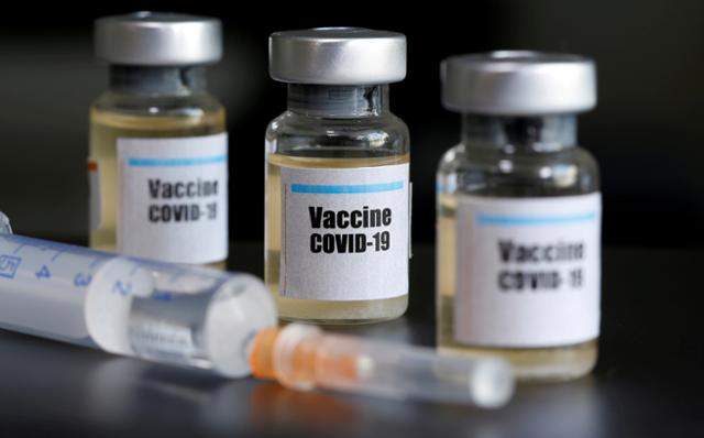 전 세계 제약사가 개발 역량을 쏟아붓고 있는 코로나19 백신 모형 약병. 로이터 연합뉴스