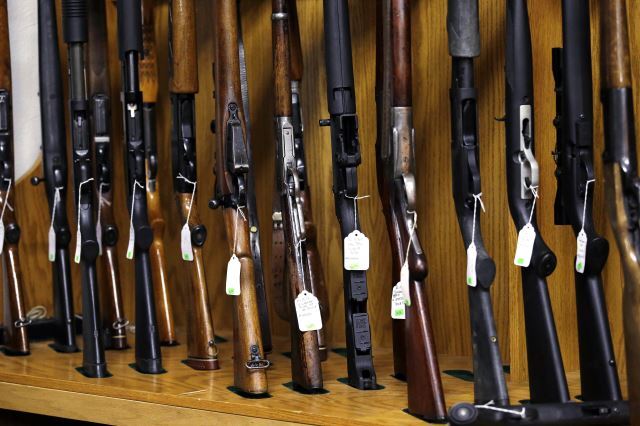 미국 워싱턴주 로체스터의 한 총기 판매점에 소총(rifle)들이 진열돼 있다. AP뉴시스