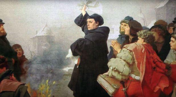 마틴 루터가 1519년 교황의 교서를 불태우는 모습을 그린 파울 투만의 그림. 루터는 교황체제를 거부하며 가톨릭에서 뛰쳐나가 개신교의 출발점이 되었지만 가톨릭 자체를 변화시키지는 못했다.
