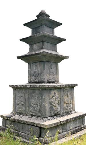 양양의 유일한 국보인 진전사지 삼층석탑.