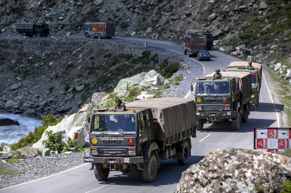 지난 1일 인도 라다크~스리나가르~레 고속도로에서 인도군 병사가 탄 트럭이 이동하고 있는 모습.레·스리나가르· 라다크 AP 연합뉴스