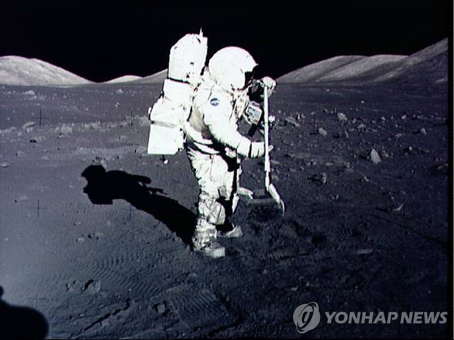1972년 아폴로 17호 우주선을 타고 달에 착륙한 우주비행사가 암석 표본을 수집하는 장면 [AFP=연합뉴스, NASA 제공·재판매 및 DB 금지]