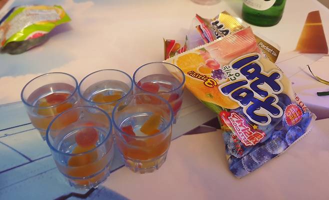 하리보, 구미구미 등 젤리를 소주에 넣은 모습. /사진=이영민 기자