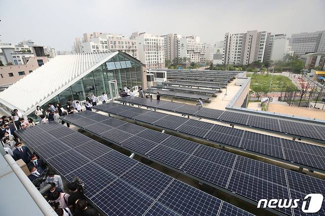 서울 강서구 공항고등학교 옥상에 설치된 태양광 패널. /뉴스1 DB © News1 송원영 기자