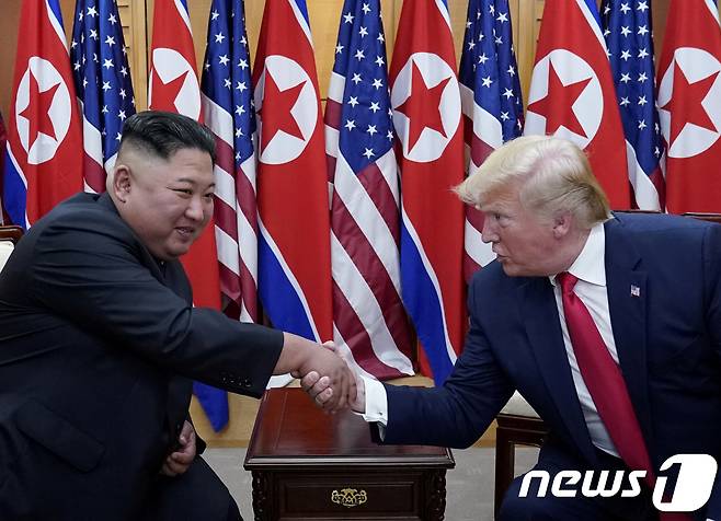 도널드 트럼프 미국 대통령(오른쪽)과 김정은 북한 국무위원장이 판문점에서 회동을 하며 악수를 하고 있다. © 로이터=뉴스1 © News1 신웅수 기자