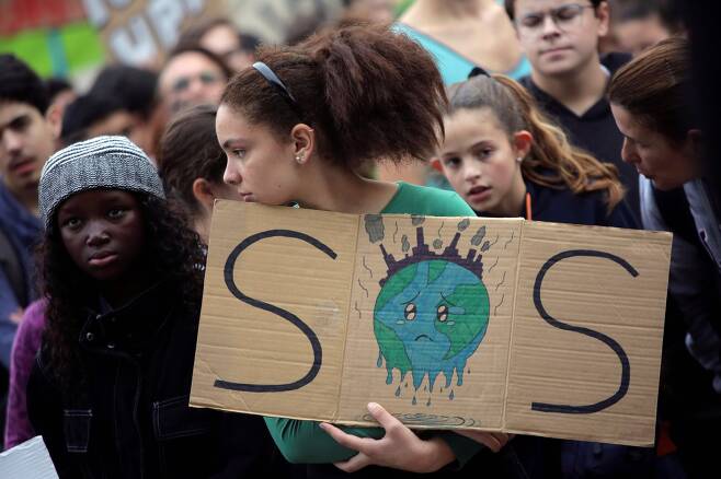 지난해 11월 포르투갈 리스본에서 청년 기후변화 활동가들이 피켓을 들고 시위를 하고 있습니다. AP=연합뉴스