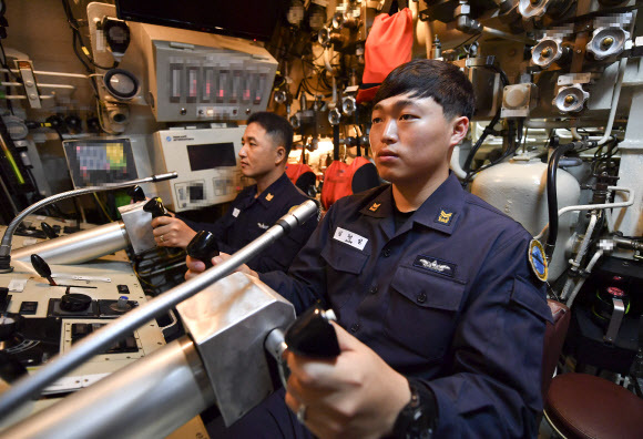 2017년 제주 해군기지에서 공개된 ‘209급 잠수함’ 승조원 근무 모습. 해군 제공