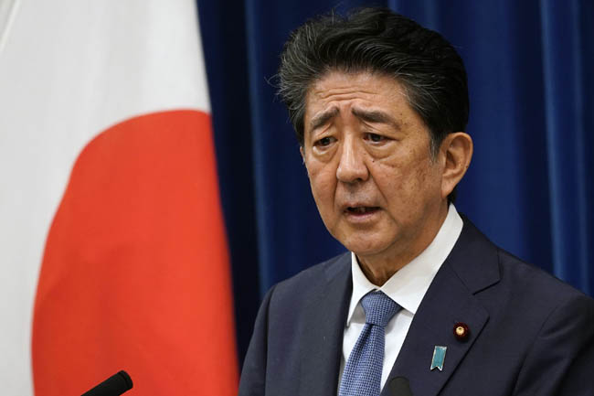 8월 28일 도쿄 총리관저에서 아베 신조 일본 총리가 사임 의사를 밝히고 있다. [AP=뉴시스]