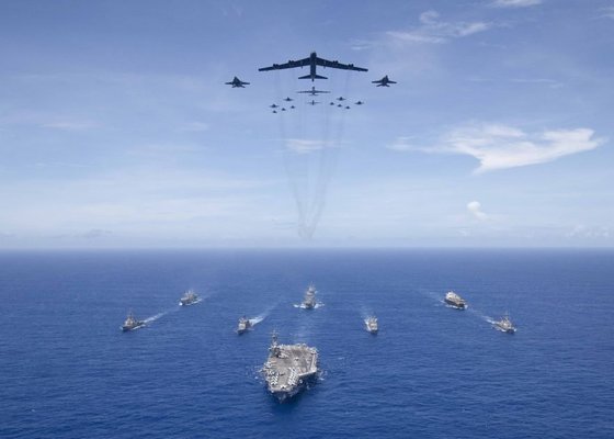 '용맹한 방패(Valiant Shield) 2018' 훈련에서 핵추진 항공모함 로널드 레이건함이 선두를 서고 이지스 구축함과 B-52 전략폭격기 등 항공기가 따르고 있다. [미 해군]