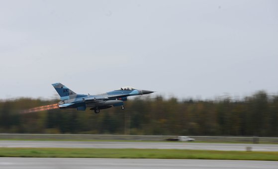 미국 공군이 공중전 훈련에서 가상 적기 임무를 맡긴 어그레서. F-16을 러시아나 중국 전투기처럼 하늘색 계열로 칠했다. [미 공군]