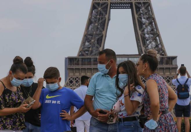 9일(현지시간) 이탈리아 관광객들이 파리 에펠탑 앞에서 마스크를 착용한 채 모여 이야기를 나누고 있다. 이날 미국의 신종 코로나바이러스 감염증(코로나19) 환자가 500만명을 넘어선 데에 유럽 각국은 놀라움과 경각심을 표하고 있다고 AP통신은 전했다. 2020.8.10./사진=[파리=AP/뉴시스]