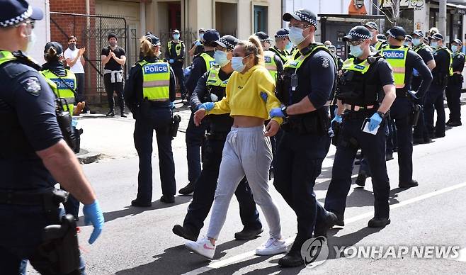 지난 13일(현지시간) 장기간 봉쇄령에 지친 멜버른 주민들이 항의 시위에 나섰다가 체포되는 모습 [AFP=연합뉴스]