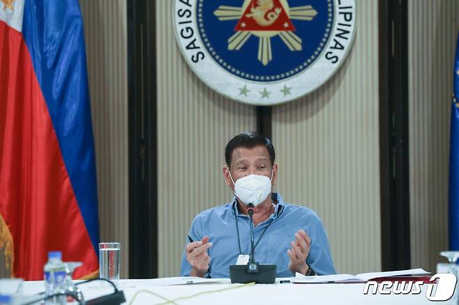 두테르테 필리핀 대통령이 지난 8일 말라카냥궁에서 코로나19 태스크포스(전담조직) 회의를 주재하고 있다. © AFP=뉴스1 © News1
