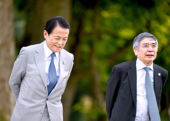 아소 다로 일본 재무상(왼쪽)과 구로다 하루히코 일본은행총재의 지난해 모습. 아소 재무상과 구로다 총재 모두 유임이 확실시 된다. AFP=연합뉴스