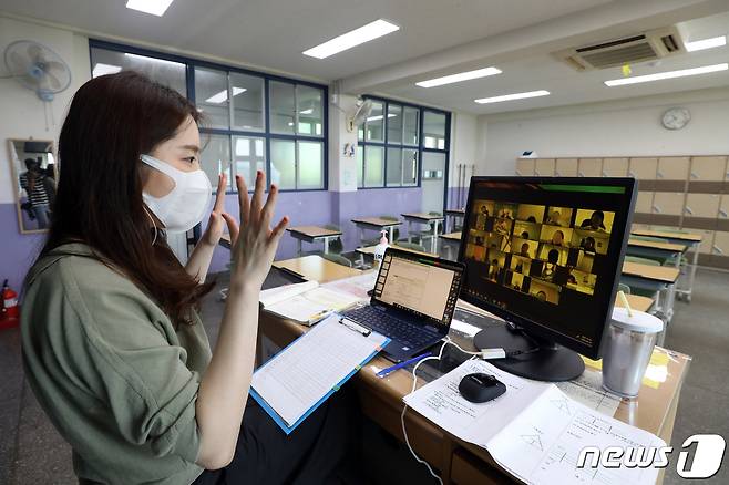 서울 강남구 한 중학교에서 수학 교사가 지난 8월26일 실시간 쌍방향수업을 하고 있다. /뉴스1 © News1 황기선 기자
