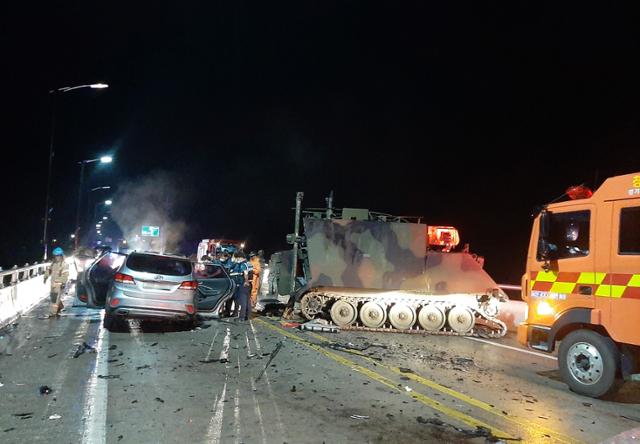 30일 밤 9시 27분쯤 경기 포천시 관인면 중리 영로대교에서 미군 장갑차와 SUV 차량 추돌사고가 발생해 구조대원들이 구조활동을 하고 있다. 포천소방서 제공