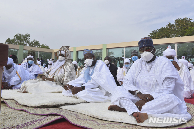 [카노(나이지리아)=AP/뉴시스]지난 5월4일 나이지리아 카노에서 코로나19 확산 억제를 위해 마스크를 착용하고 기도를 드리는 나이지리아의 무슬림들.