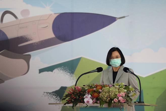차이잉원 대만 총통이 지난달 28알(현지시간) 아시아·태평양지역에 유일한 F-16 전투기 정비센터 설립 기념식에 참석해 발언하고 있다. [로이터]