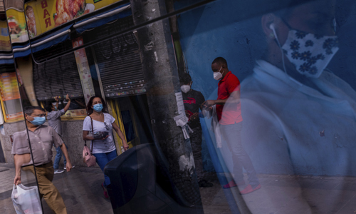 16일(현지시간) 스페인 마드리드의 한 거리에서 시민들이 신종 코로나바이러스 감염증(코로나19) 확산 영향에 마스크를 쓰고 걸어가고 있다. 마드리드=AP연합뉴스